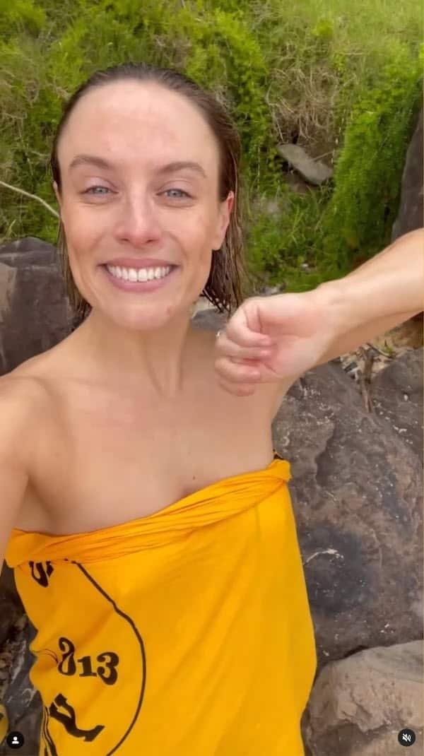 歌手伯吉斯（Casey Burgess）於社交網站，展示參與慈善裸泳活動Sydney Skinny。