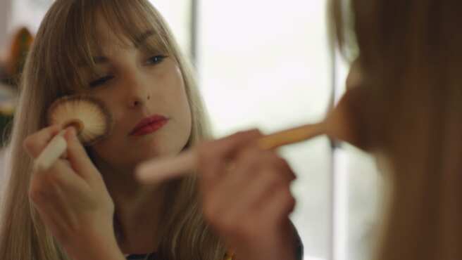 Madeleine, who appears in ‘The Swiping Game’ season three episode “Do Bisexuals Have It Better?”