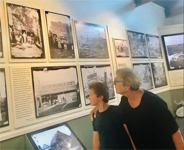 02 老祖母讲华人故事.jpg