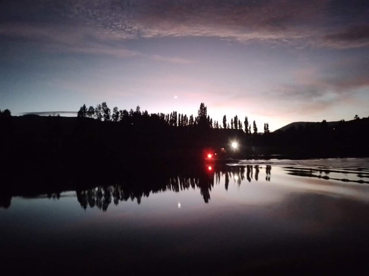 Pechschwarzes Wasser im Derwent River.jpg