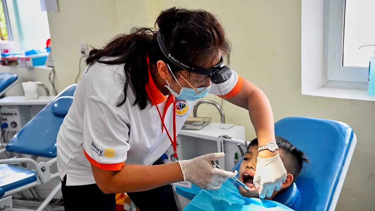 chữa răng cho một em bé.jpg