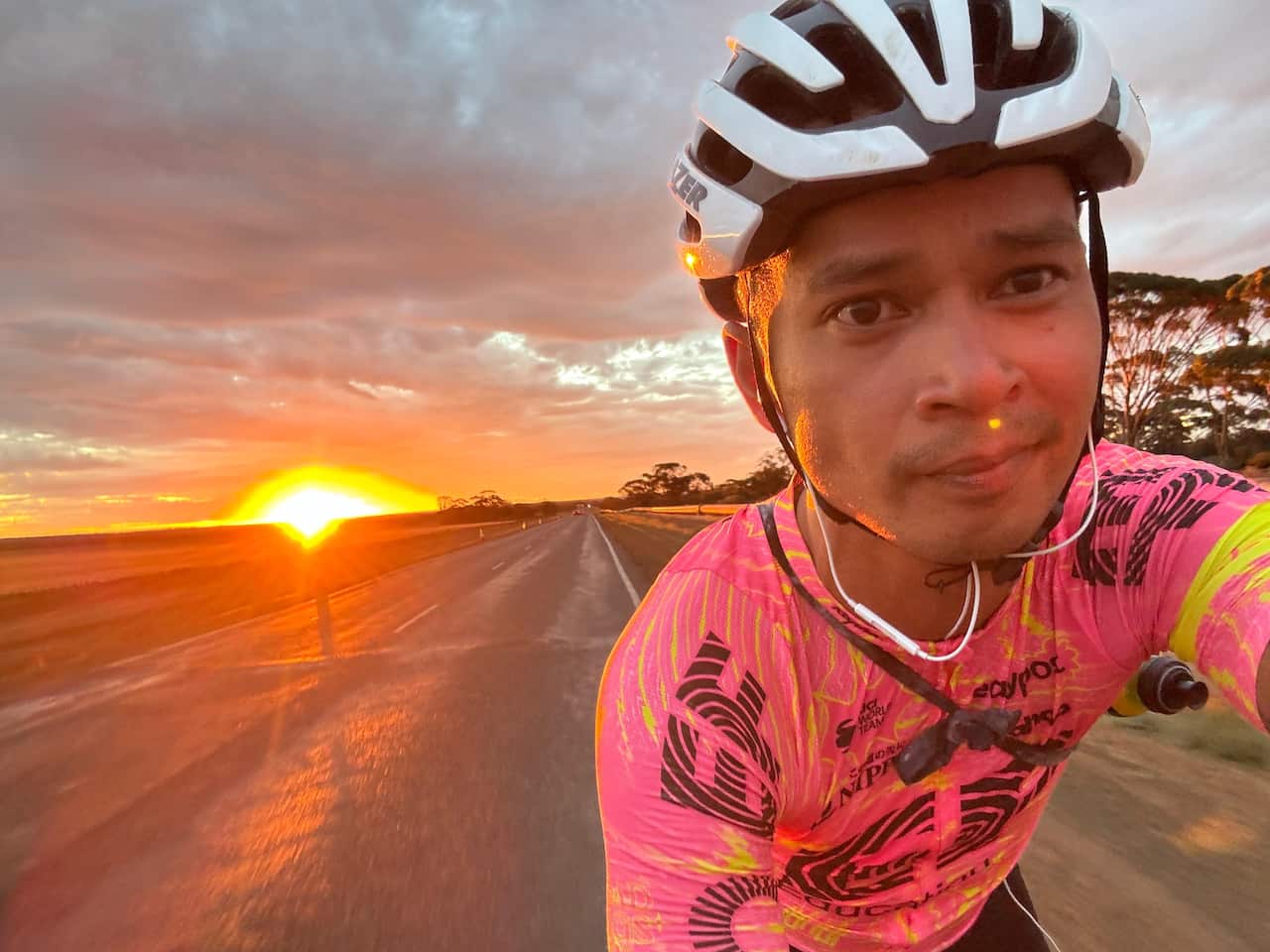 Lamri Adjis tijdens de 2024 Indian Pacific Wheel Ride van Perth naar Sydney