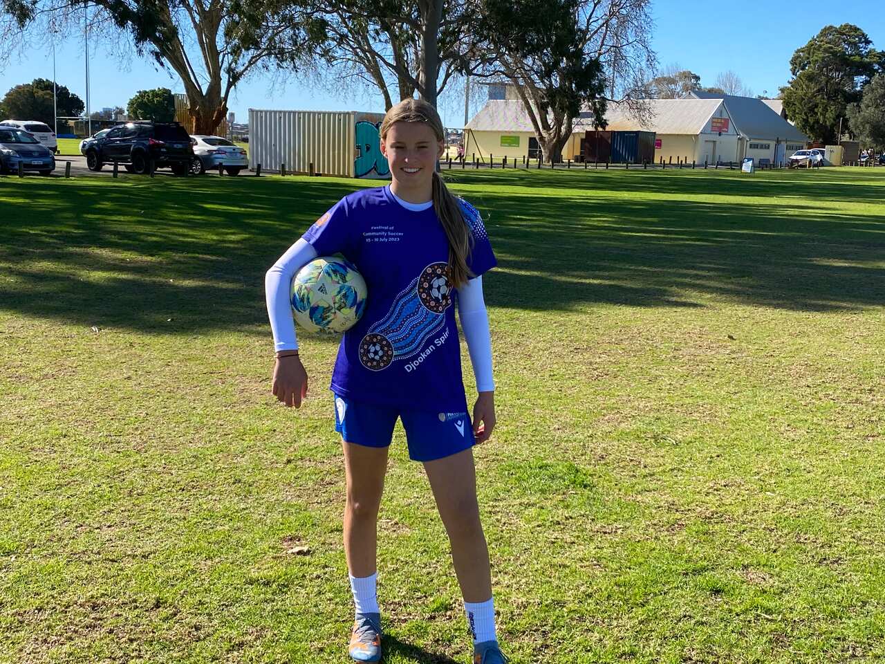 Caoimhe Steele holds a ball under her right arm. 