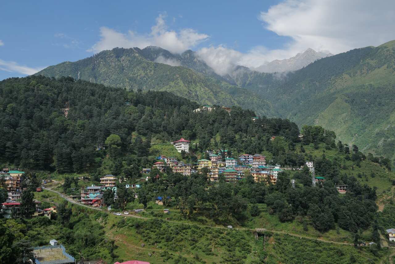 Dharamshala giữa rừng xanh bạt ngàn ở miền Bắc Ấn.