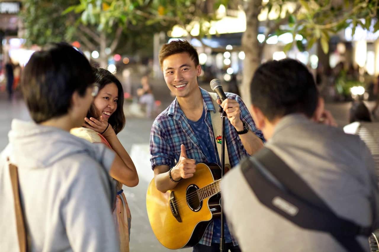 Kimman Wong Busking in Melbourne