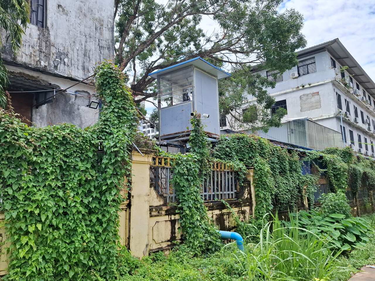 Torretta di sorveglianza all'esterno di un compound a Sihanoukville in Cambogia.