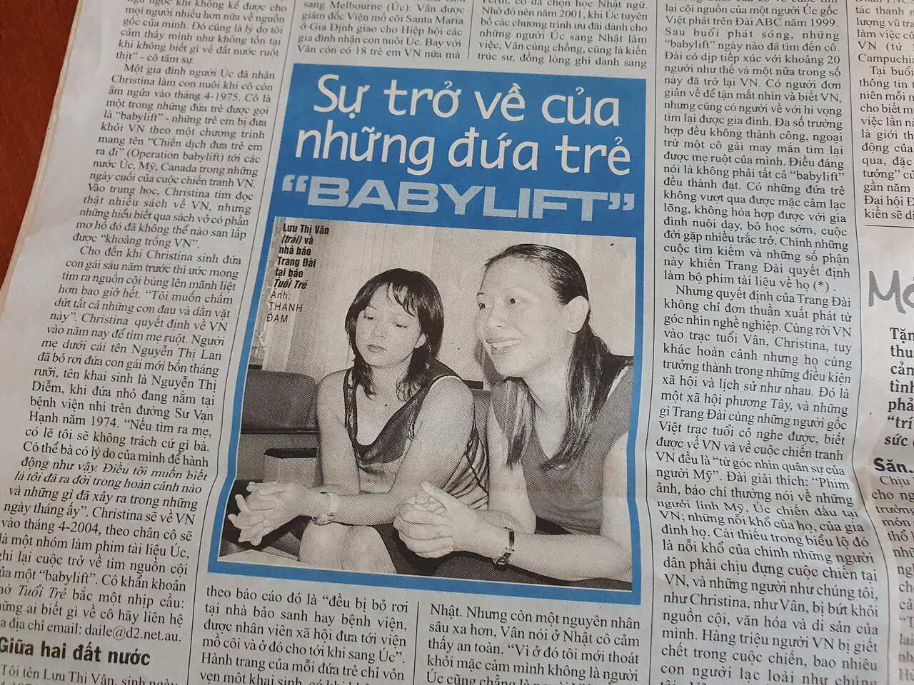 A black-and-white image of two Vietnamese-Australian women embedded in a Vietnamese-language newspaper article.